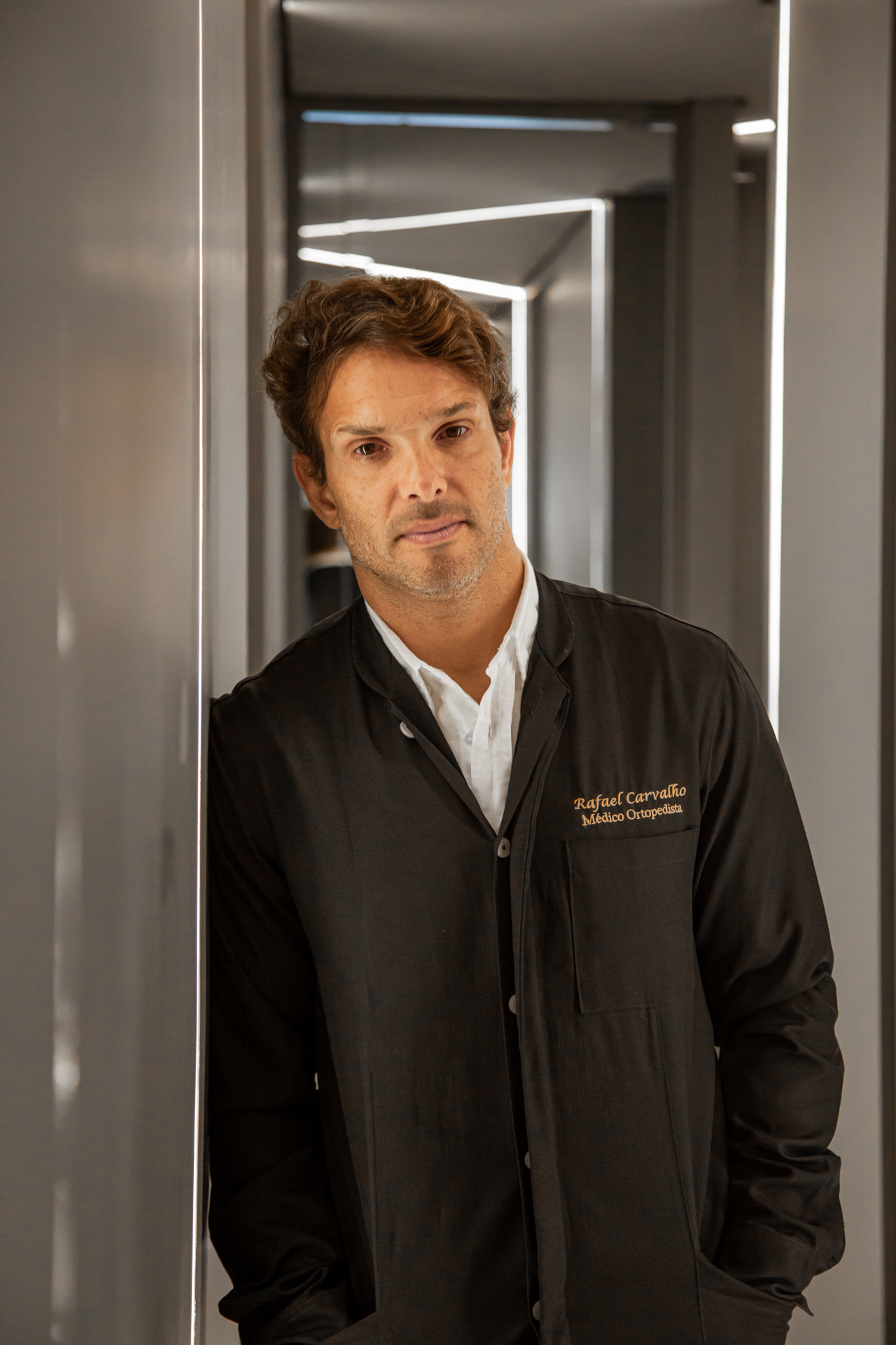 Dr. Rafael Carvalho, médico ortopedista, em seu consultório